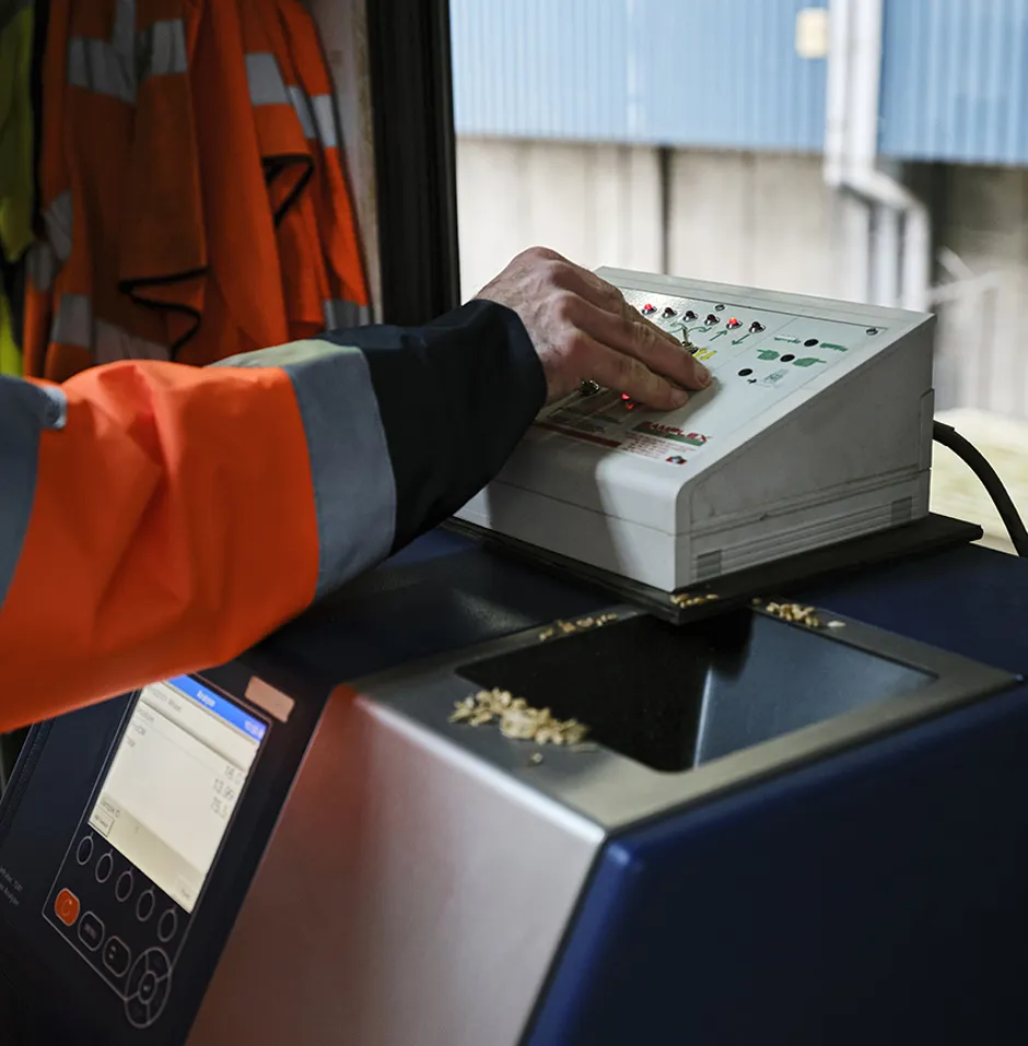 containers employee monitoring and checking cargo